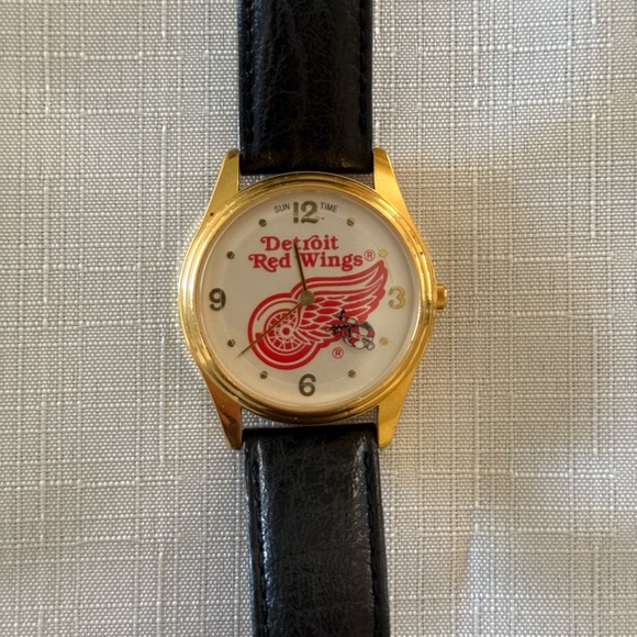 RARE Detroit Red Wings Watch - Leather Strap and WORKS - Picture 4 of 6